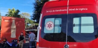 Acidente envolvendo caminhão e bicicleta elétrica é atendido pelo SAMU na Praça do Café