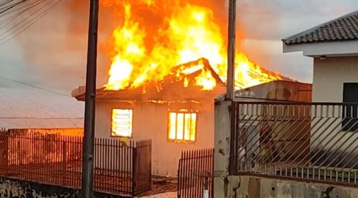 Incêndio destrói residência de madeira no Jardim Vista Alegre, em Jandaia do Sul