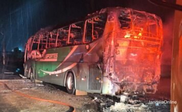 Ônibus que transportava trabalhadores pega fogo em Bom Sucesso