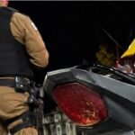 Motocicleta com escapamento barulhento e pneus em condições irregulares é apreendida em Bom Sucesso