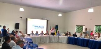 Prefeito Ditão Pupio e vice-prefeito Inei Heckert participam de reunião da AMUVI em Rio Bom