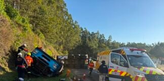 Caminhão tomba e atinge pedestres em Mauá da Serra