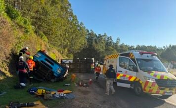 Caminhão tomba e atinge pedestres em Mauá da Serra