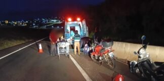 Motociclista tem o punho fraturado após colidir em traseira de carro próximo ao Panela de Pedra
