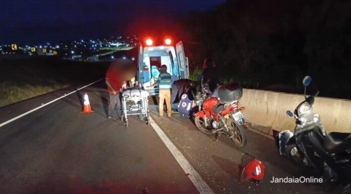 Motociclista tem o punho fraturado após colidir em traseira de carro próximo ao Panela de Pedra