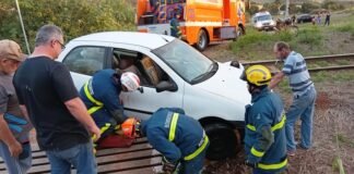 Carro cai em boca de lobo e fica sobre linha férrea; Brigada Comunitária age a tempo