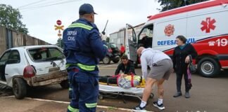 Carro é atingido por trem em passagem de nível em Jandaia do Sul