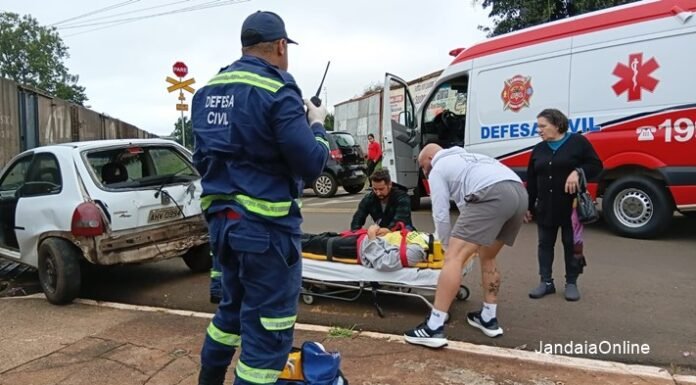 Carro é atingido por trem em passagem de nível em Jandaia do Sul