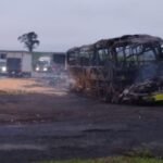 Ônibus bate na traseira de carreta e deixa 14 feridos na BR-376, em Ortigueira