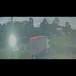Vídeo mostra colisão entre dois caminhões em trevo da BR-376, em Apucarana