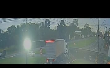 Vídeo mostra colisão entre dois caminhões em trevo da BR-376, em Apucarana