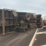 Caminhão carregado com frutas tomba na BR-376 e deixa motorista ferido em Apucarana