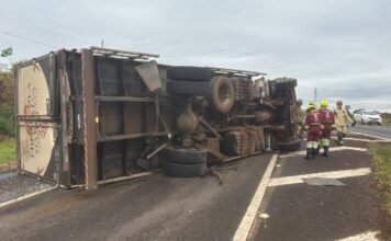 Caminhão carregado com frutas tomba na BR-376 e deixa motorista ferido em Apucarana