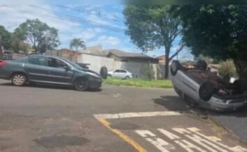 Colisão entre dois carros termina em capotamento em Apucarana
