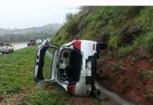 Motorista perde o controle e bate carro em barranco na PR-444