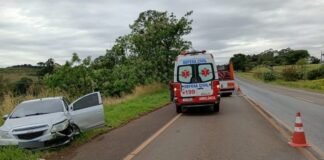 Motorista fica ferida após colidir na traseira de carreta em Jandaia