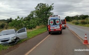 Motorista fica ferida após colidir na traseira de carreta em Jandaia