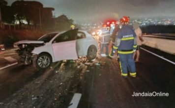 Carro bate na traseira de carreta na BR-376, em Jandaia do Sul