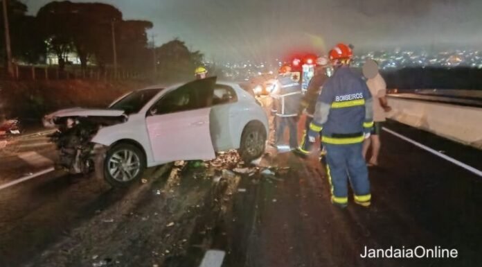 Carro bate na traseira de carreta na BR-376, em Jandaia do Sul