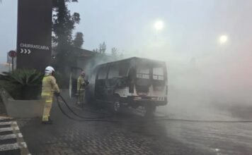 Van com estudantes pega fogo e fica completamente destruída em Apucarana