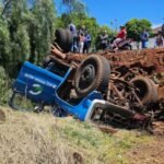 Caminhão carregado com entulho cai em barranco após suposta falha nos freios em Borrazópolis