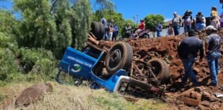 Caminhão carregado com entulho cai em barranco após suposta falha nos freios em Borrazópolis