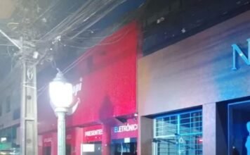 Incêndio atinge duas lojas no centro de Apucarana durante a madrugada