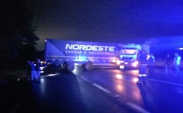 Carreta cai em vala e provoca interdição da BR-376 entre Jandaia do Sul e Mandaguari