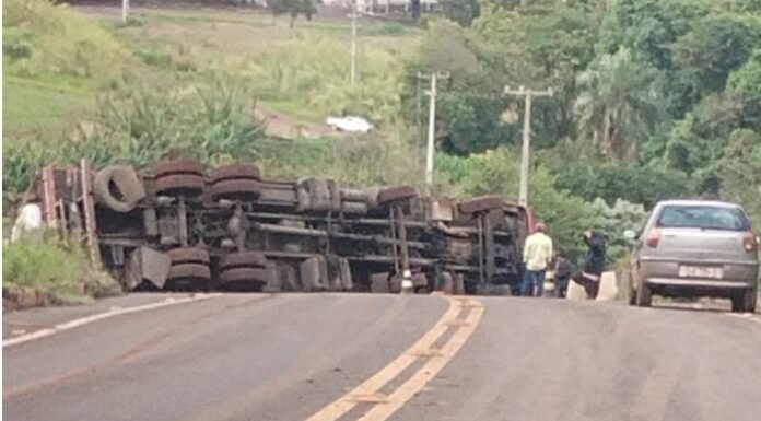 Caminhão tomba em pontilhão e interdita a Estrada São João, em Jandaia do Sul